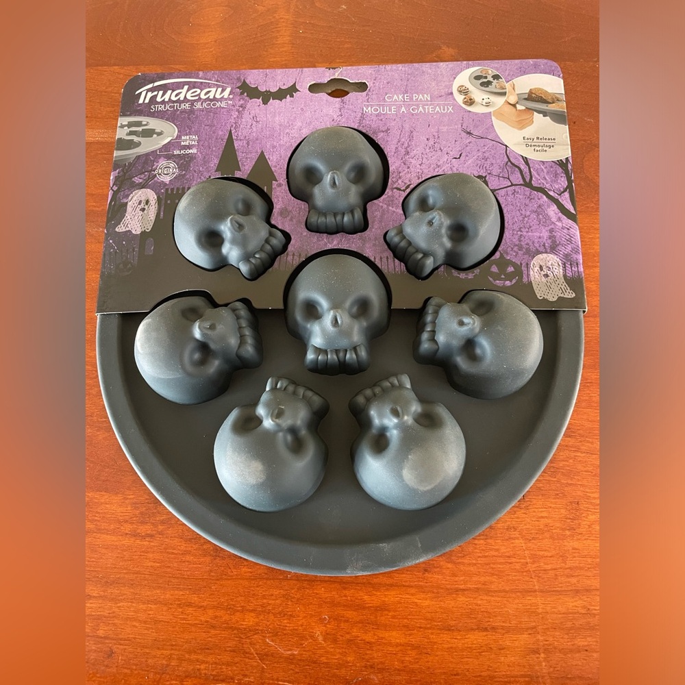 Trudeau Black Skull Cake Pan